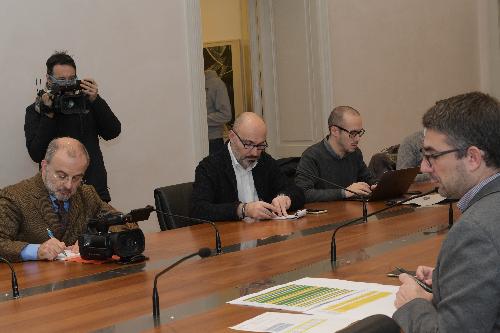 L'assessore FVG alle Autonomie locali, Pierpaolo Roberti, illustra ai giornalisti il provvedimento a favore degli enti locali